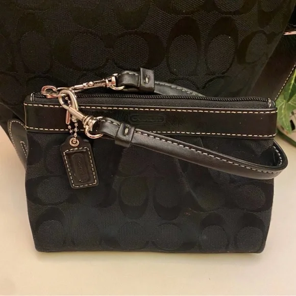 Vintage Coach Black Signature Canvas Shoulder Bag with Wristlet EUC - Picture 16 of 16